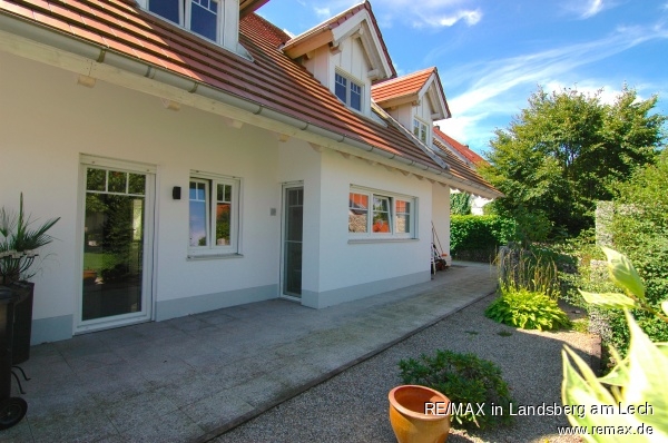 R�ckseite mit mehreren Sitzpl�tzen Einfamilienhaus Obermeitingen