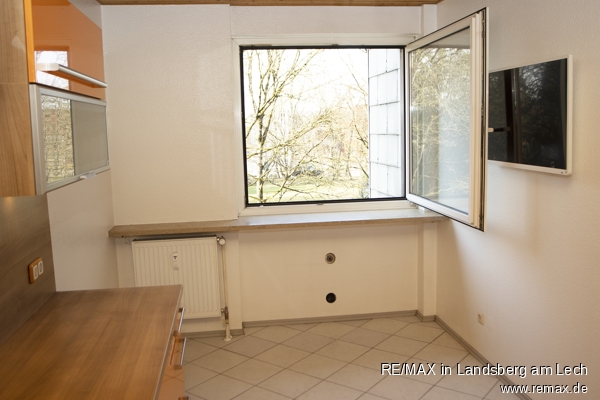 Wohn-Essbereich in der K�che mit Fenster nach Norden und Blick ins Gr�ne Etagenwohnung Germering