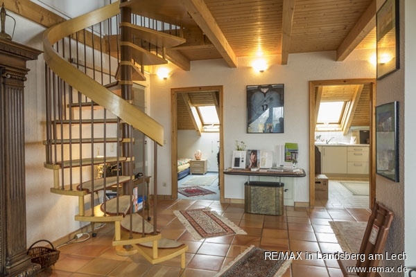 Blick zu Schlafzimmer und K�che Dachgeschosswohnung Schwabm�nchen