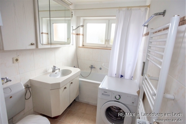 Modernisiertes Bad mit Badewanne und WC sowie Platz f�r Waschmaschine und Trockner Etagenwohnung M�nchen