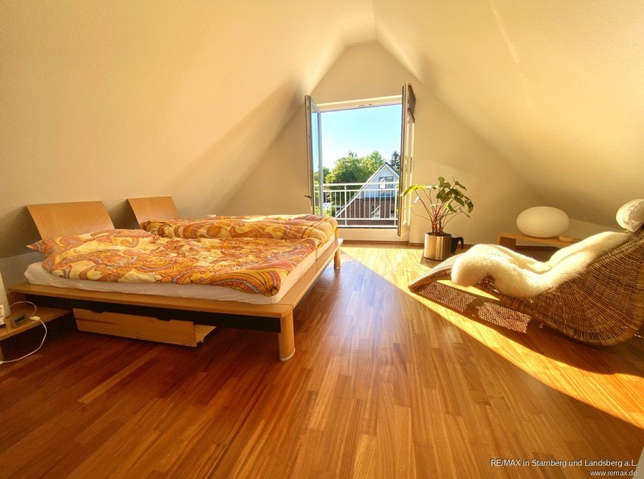 Schlafzimmer mit Balkon DG Doppelhaush�lfte Hamburg Niendorf