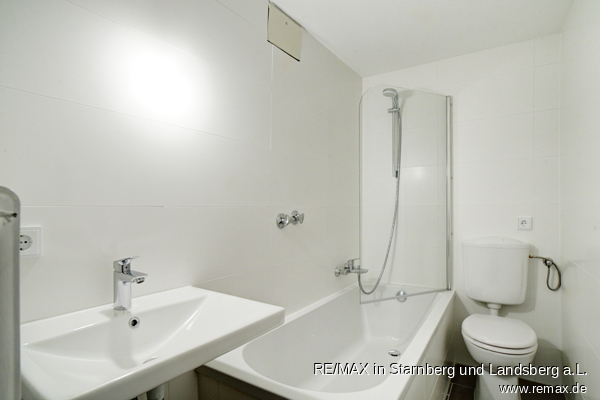 Bewegliche Duschwand im sanierten Bad - REMAX PSc-1008 1 Zi ETW WestPark Etagenwohnung M�nchen / Westpark