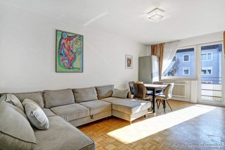 Wohnzimmer Sendling REMAX PSc-1221 0E0J0387_88_89_90 M�nchen - Sendling-Westpark Etagenwohnung Ruhig und zentral inmitten von Sendling, 2 Zi., ca. 70m� WNFL. Balkon, frei, WG-tauglich, saniert