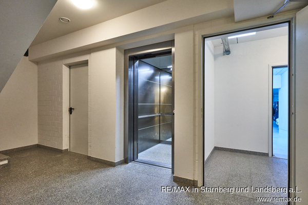 Aufzug zur TIefgarage Dachgeschosswohnung M�nchen