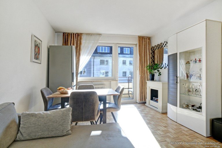 Lichtdurchflutet: Wohnzimmer Sendling REMAX PSc-12210E0J0399_400_401_402 M�nchen - Sendling-Westpark Etagenwohnung Zum Selbstbezug, hell, ruhig und zentral, 2 Zi., ca. 70m� WNFL. Balkon, Sendlig-Westpark