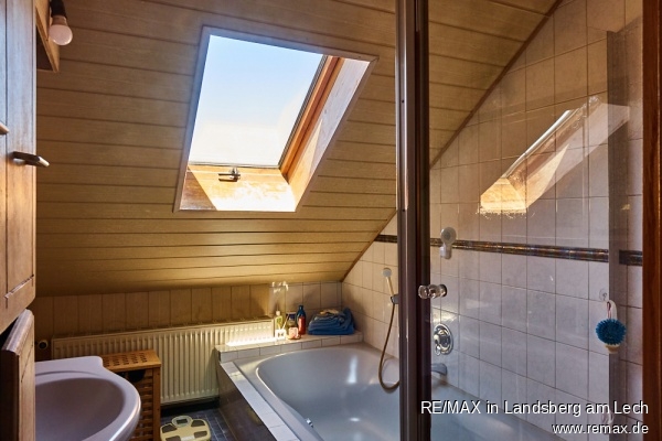 Vollbad DG r�ckseitig Haus Jengen