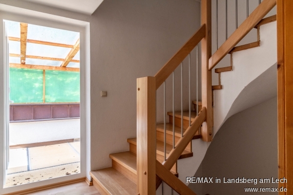 Treppenaufgang OG nach DG und Zugang zur Dachterrasse Doppelhaush�lfte Dinkelscherben
