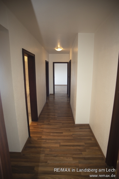 Vom Flur aus erreichen Sie alle R�umlichkeiten der Wohnung Etagenwohnung Germering