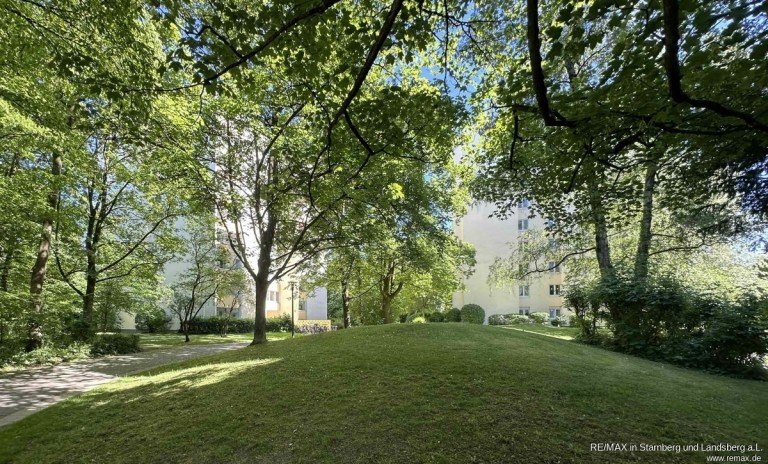 Park der Wohnanlage M�nchen Etagenwohnung V E R K A U F T: Wohnung bei St. Emmeram zum Modernisieren