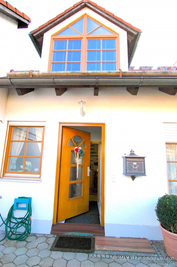Eingang mit Giebel Doppelhaush�lfte Landsberg