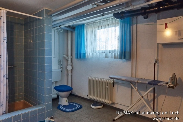 Waschk�che mit Dusche im KG Einfamilienhaus Finning / Entraching