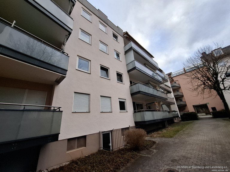 Westbalkon zum Innenhof M�nchen / Am Hart - Am Hart Etagenwohnung Bezugsfertig ab Juni 2026: Am Hart, N�he U-Bahn und BMW, 2 Zimmer-Wohnung, mit K�che, vollst�ndig saniert, Erstbezug
