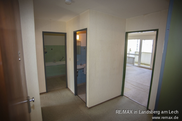Eingangsbereich bzw. Flur mit Bad und G�ste-WC im Hintergrund Etagenwohnung F�rstenfeldbruck