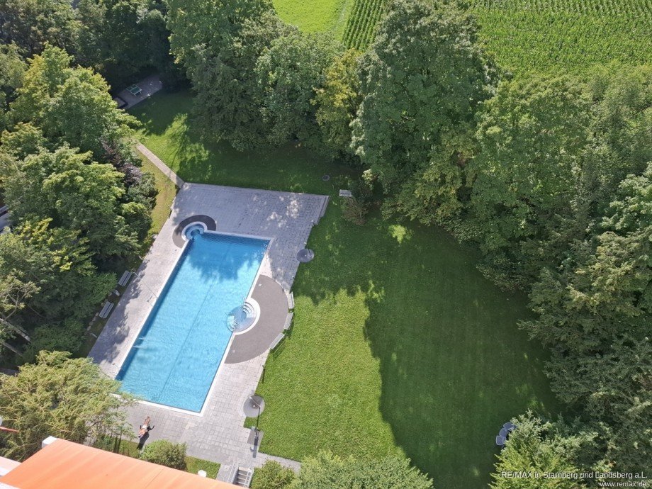 Hauseigener Swimming-Pool mit 20 m-Bahnen Etagenwohnung M�nchen / Solln