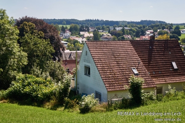 Blick aufs Haus gen S�den Aindling Einfamilienhaus VERKAUFT: Gro�z�giges Haus - idyllische Hanglage