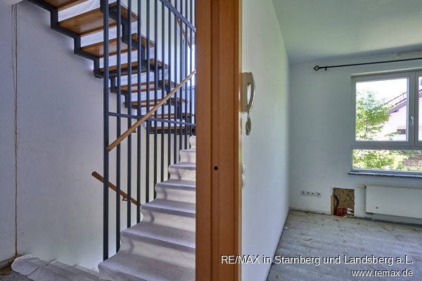 Treppe zu Dachgescho� Reihenendhaus Schondorf