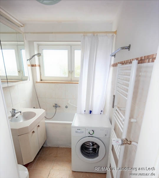 Modernisiertes Bad mit Badewanne und WC sowie Platz f�r Waschmaschine und Trockner Etagenwohnung M�nchen