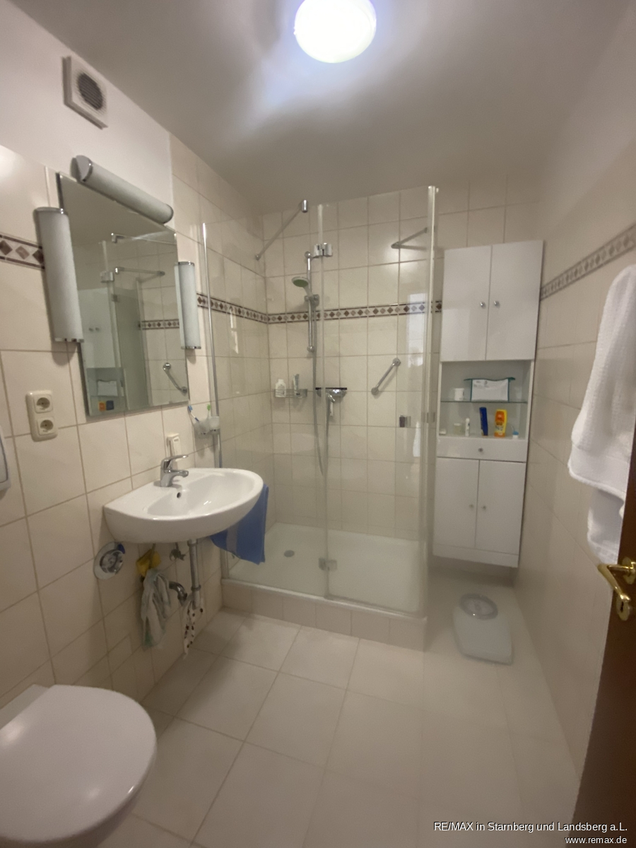 Duschbad bei Hauptschlafzimmer Etagenwohnung Krailling