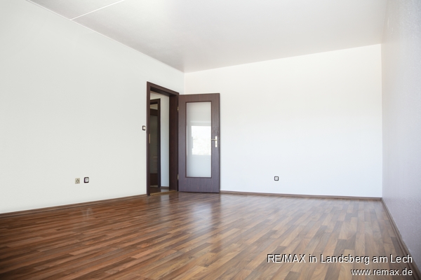 Das gro�e Wohnzimmer von der Loggia-Seite aus betrachtet Etagenwohnung Germering