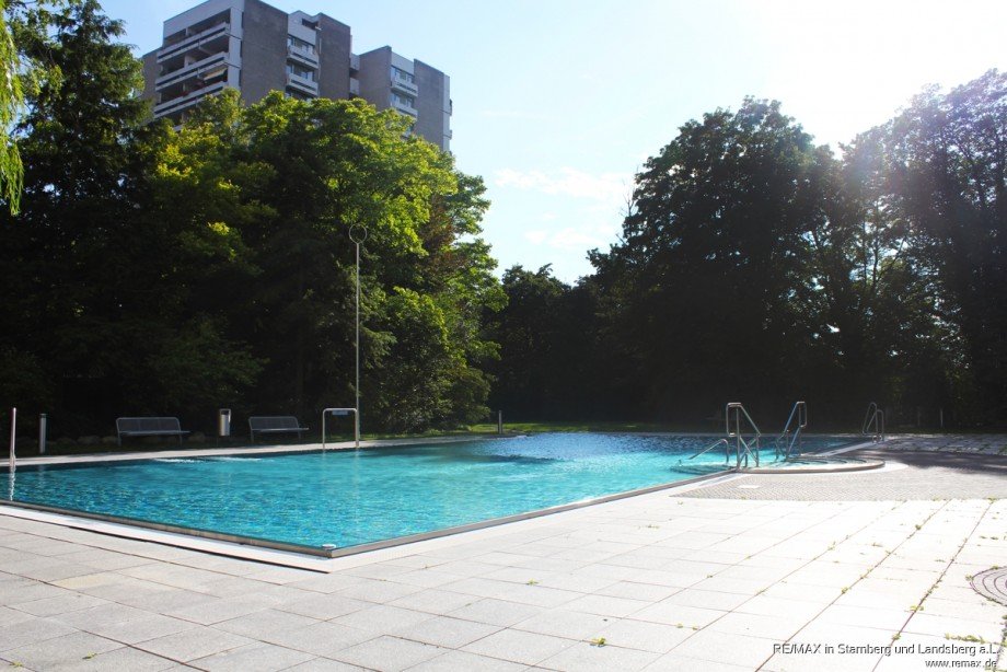 Eigener Swimmingpool mit 20 m-Bahn Etagenwohnung M�nchen / Solln