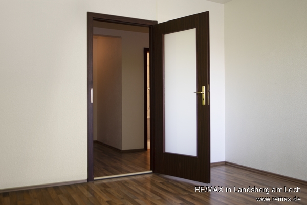 Vom Wohnzimmer geht es wieder in den Flur Etagenwohnung Germering