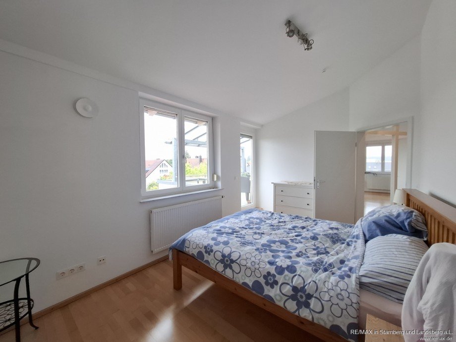 Schlafzimmer mit Zugang zum Balkon Etagenwohnung Neuried