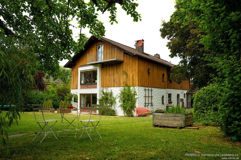 Hausansicht Suedost mit Garten 1 Bernried Mehrfamilienhaus Familiendomizil (3 Wohneinheiten) mit gr. Garten in Seen�he, Bernried am Starnberger See