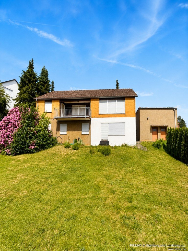 Blick aus Garten Fulda / Aschenberg Einfamilienhaus RESERVIERT - Bestes FULDA: Traumgrundst�ck mit Bestandsimmobilie am Aschenberg - unverbaubarer Westblick in den Vogelsberg