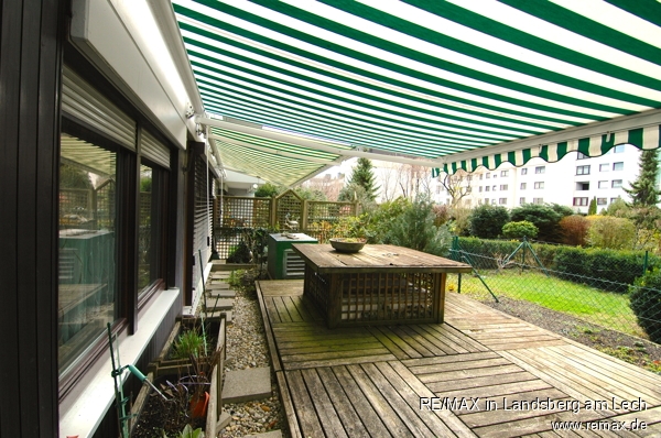 West-Garten mit Holzterrasse Augsburg Etagenwohnung VERKAUFT: Gartenwohnung mit Schwimmbad und Sauna