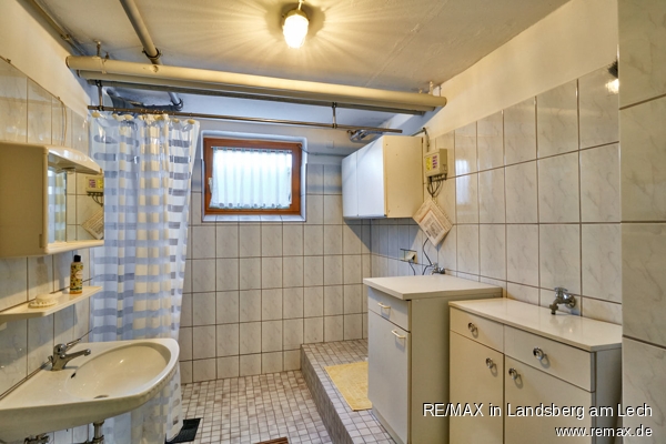 Bad im UG Reihenmittelhaus Kaufering