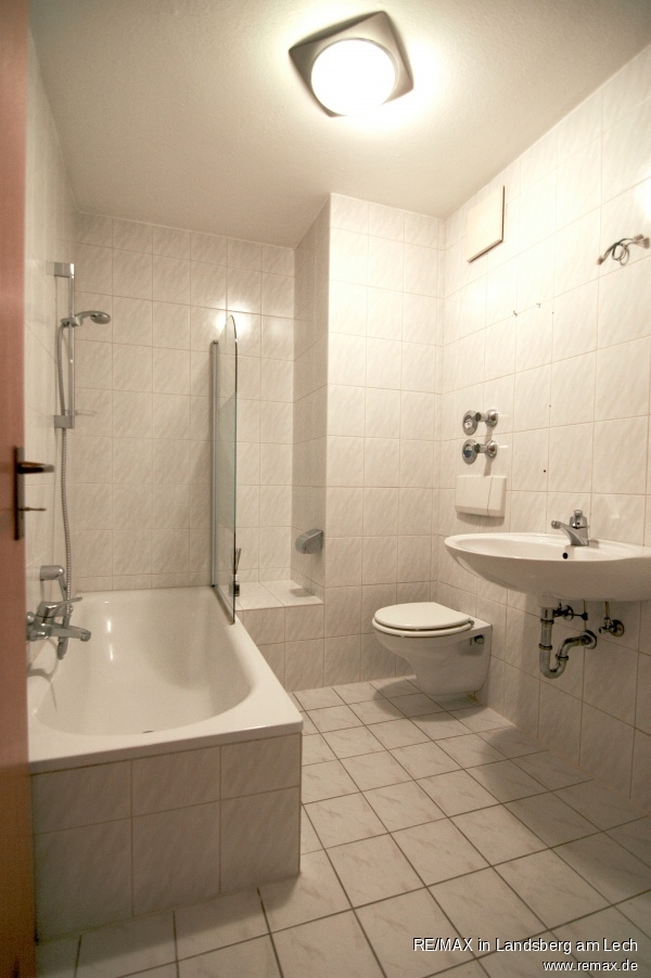 Badezimmer mit Duschwanne Erdgeschosswohnung Schongau