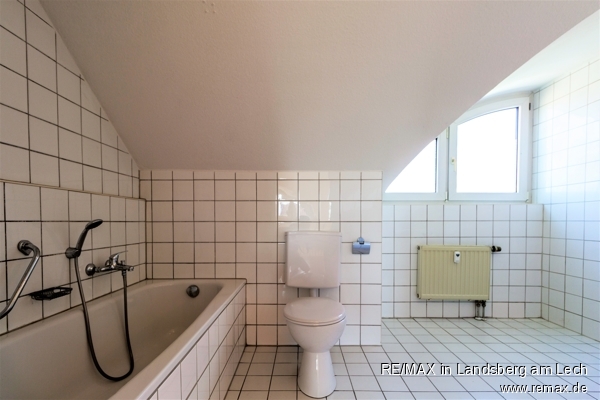 Gro�es Bad mit Badewanne Maisonettewohnung N�rnberg