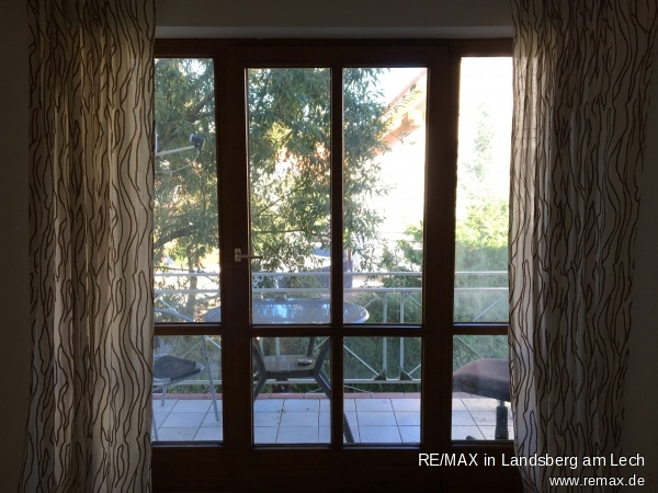 Wohnzimmer Blick zum Balkon Etagenwohnung Utting