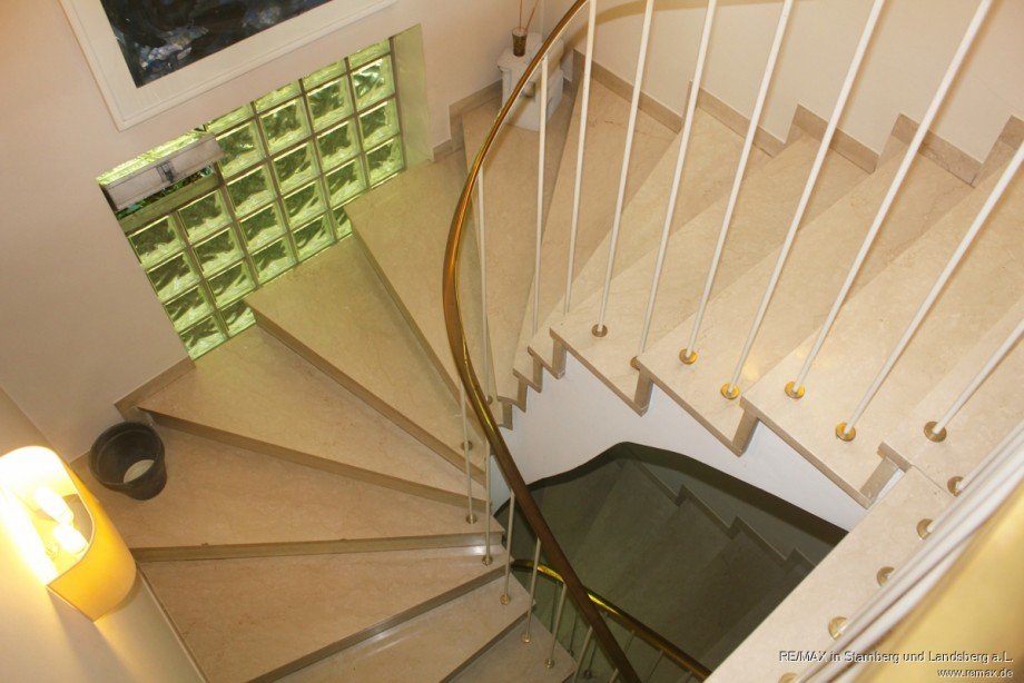 Treppe ins KG Reihenendhaus Gr�nwald