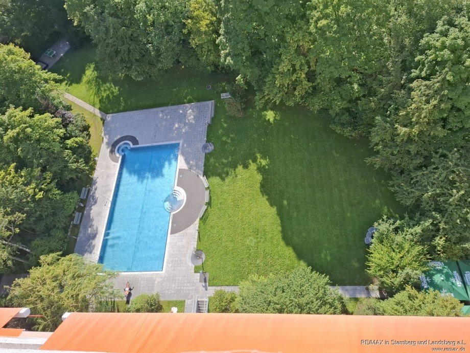 Hauseigener Swimming-Pool mit 20 m-Bahnen Etagenwohnung M�nchen / Solln