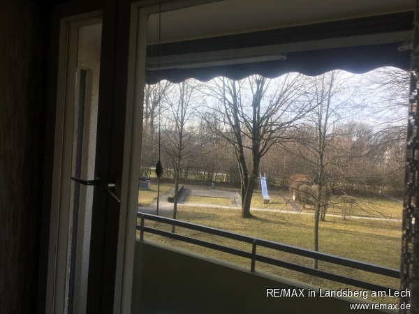 Schlafzimmer Blick aus Fenster Etagenwohnung Augsburg