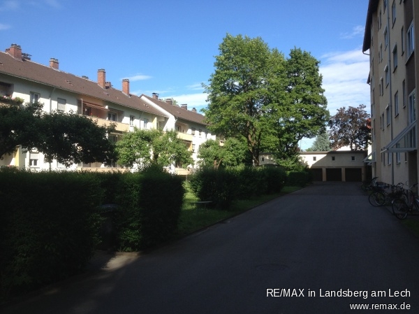 Innenhof mit Garagen Etagenwohnung Augsburg