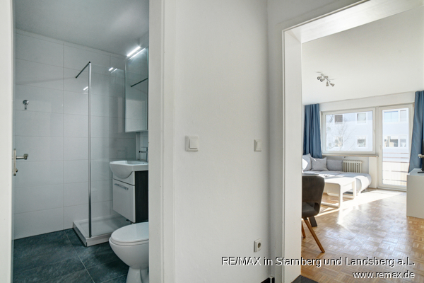 Blick aus dem Flur ins Bad und ins Wohnzimmer Etagenwohnung M�nchen