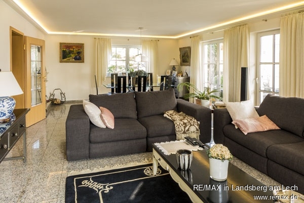Das Wohnzimmer Tiefenbach Einfamilienhaus VERKAUFT: Gro�es Haus mit Einliegerwohnung - angrenzend an Wiesen und Felder!