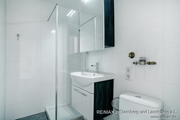 Modernes Bad mit fast bodentiefer Dusche Etagenwohnung M�nchen