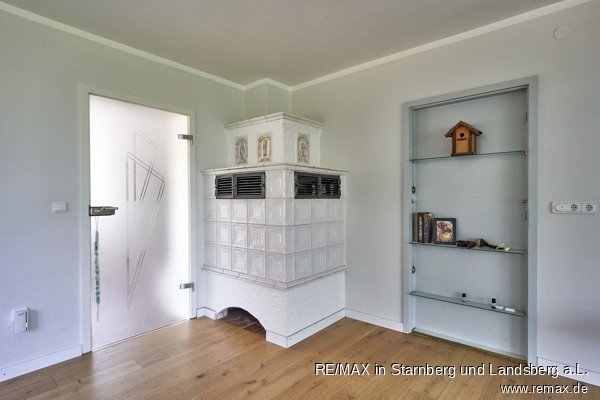Kachelofen im Wohnzimmer Einfamilienhaus Hurlach