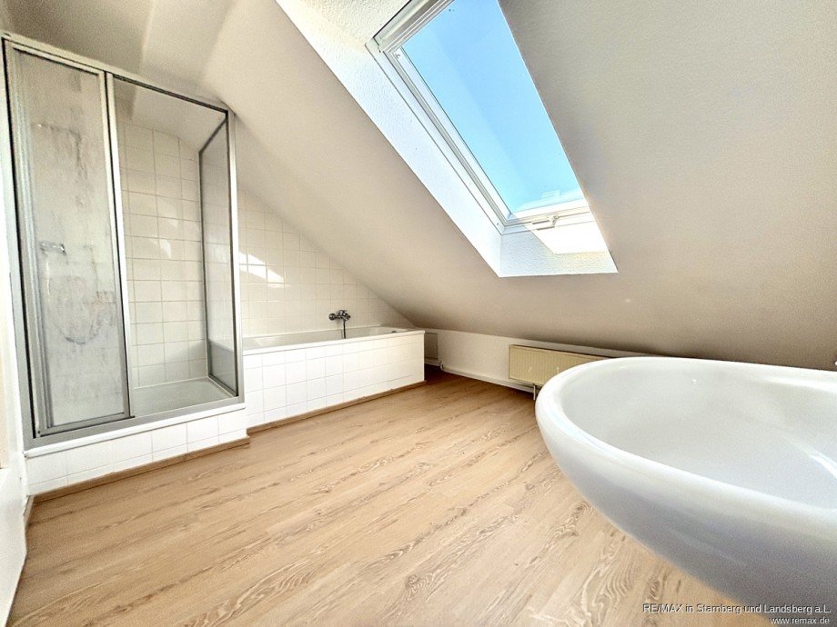 Bad mit Dusche und Wanne Dachgeschosswohnung Finning / Entraching