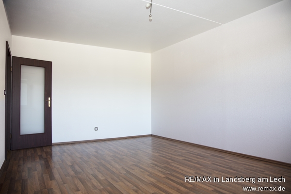 Das gro�e Wohnzimmer von der Loggia-Seite aus betrachtet Etagenwohnung Germering