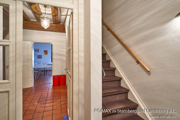 Windfang und Treppe zur Wohnung Stadthaus Landsberg