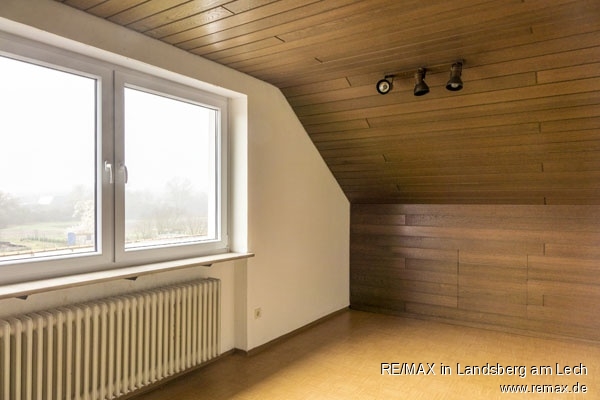 Eines der Zimmer im Dachgeschoss Doppelhaush�lfte Augsburg