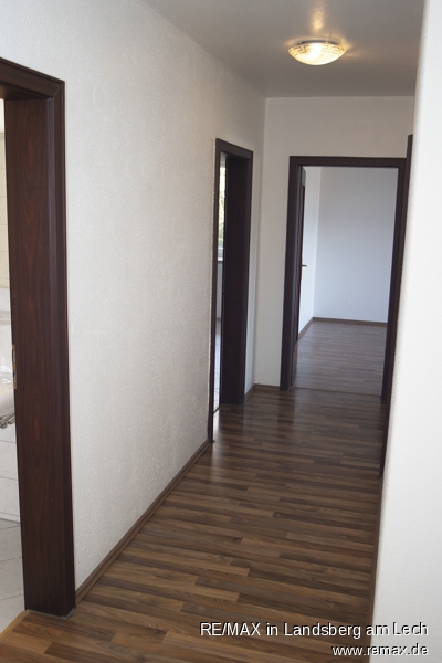 Blick zur�ck zum Wohnzimmer: Nach links geht es in die K�che und ins Bad Etagenwohnung Germering