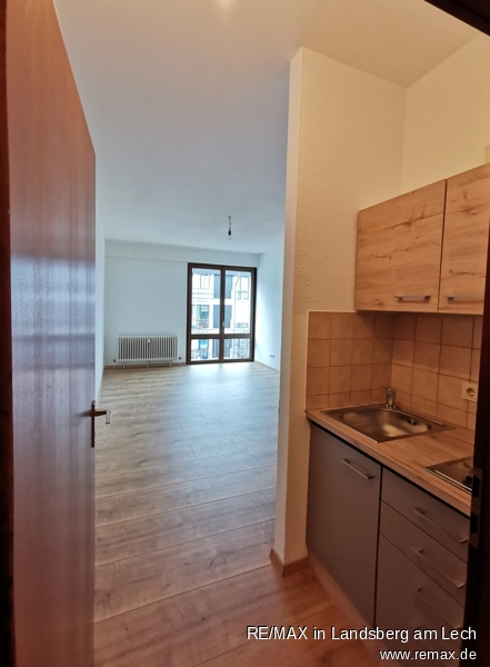 Wohnraum mit K�che Unterschlei�heim - Unterschlei�heim Etagenwohnung VERMiETET: Unterschlei�heim 1-Zi-Appt.,ruhig, S-Bahnhof, renoviert,Balkon,Keller,Stellplatz,Abstellkammer in der Wohnung, Flur