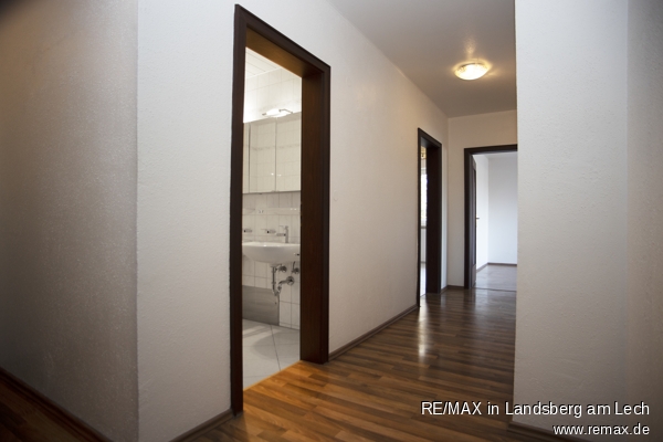 Nach links geht es ins Badezimmer Etagenwohnung Germering