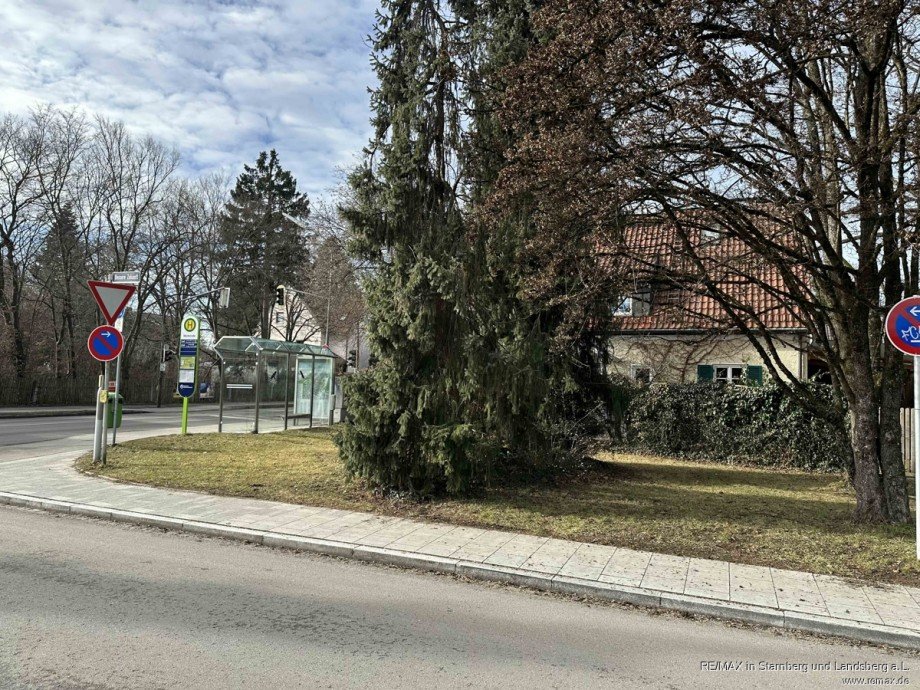 Bushaltestelle nahe dem Haus Einfamilienhaus Gr�felfing