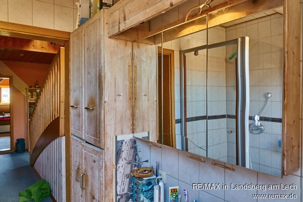 Vollbad DG r�ckseitig Haus Jengen